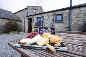 Corner Cottage, Harmby: Outside dining area with table and chairs