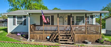 Fayetteville Vacation Rental | 2BR | 1BA | 960 Sq Ft | Stairs Required