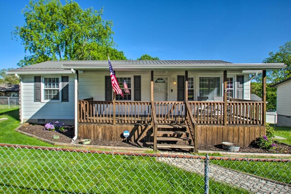 Fayetteville Vacation Rental | 2BR | 1BA | 960 Sq Ft | Stairs Required