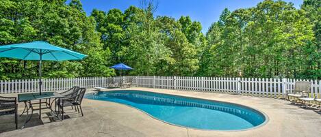 Gainesville Vacation Rental | 3BR | 2BA | 1,400 Sq Ft | Stairs Required