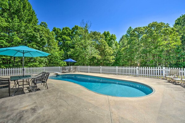 Gainesville Vacation Rental | 3BR | 2BA | 1,400 Sq Ft | Stairs Required