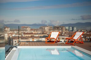 Piscina no piso superior