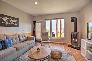 Living Room | Fireplace | Free WiFi | Smart TV