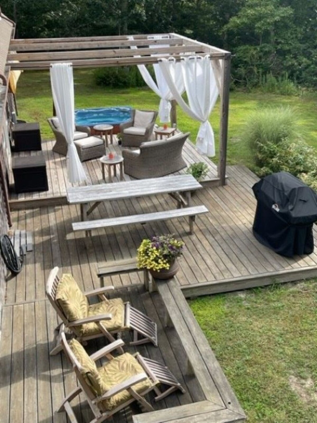 Chappaquiddick retreat-outdoor shower, hot-tub, decks, central AC-close to beach