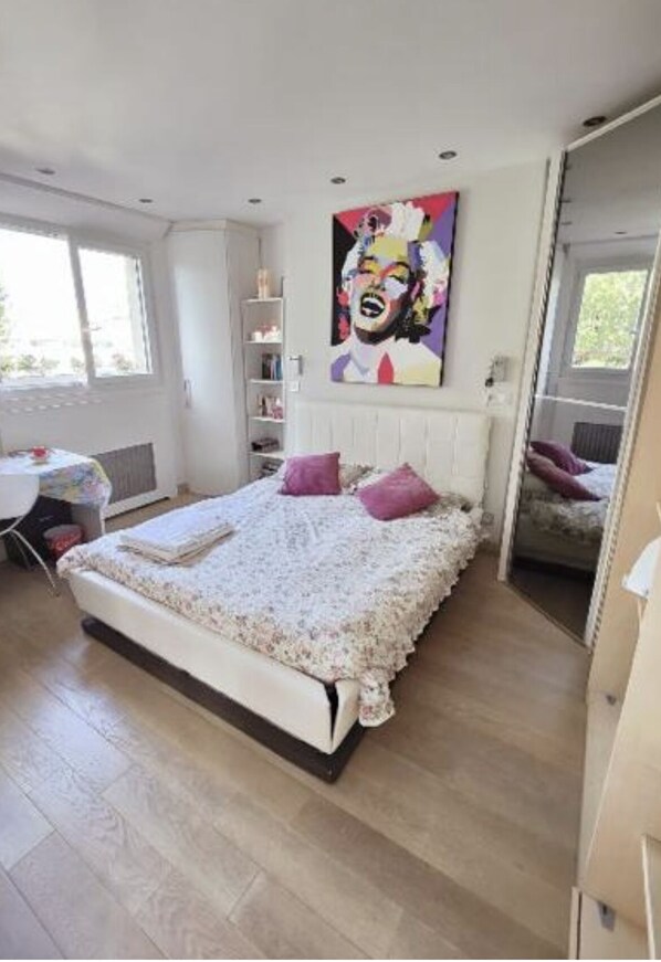 Large double bed in a very cosy bedroom 