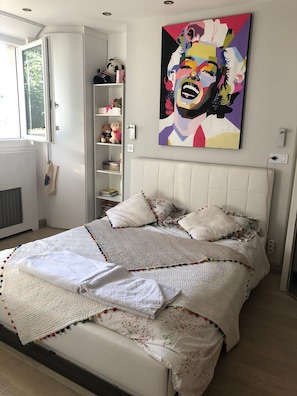 Nice and large bed room with cupboard