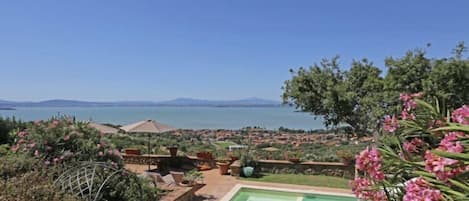 Piscina panoramica sul Lago Trasimeno