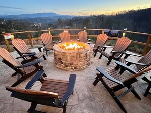 Beautiful Mountain Views From The Fire Pit.  Lots Of Room For The Entire Family.