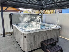 SHARED BACKYARD: A NEW extra-large D1 hot tub awaits you after a day of hiking and exploring Colorado Springs! The hot tub is shared with our other Airbnb guests on the property as well. Feel free to make friends or enjoy privacy under the gazebo!