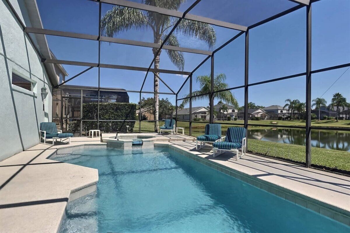 Ref 01 Lake Berkley. Stunning Villa own Pool.