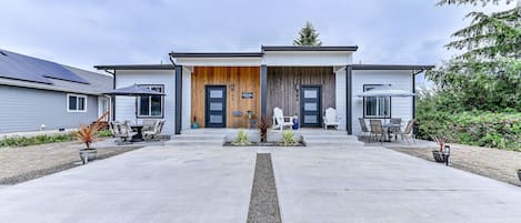 Welcome to Twin Shores! A Modern Coastal duplex, newly built in 2021.  There's an internal connecting door bringing both sides of the duplex together as one large home.