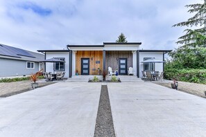 Quiet modern coastal vibe, built in 2021.  Shore Thing is built on the Grand Canal, and is on the right side of the duplex.  (Shorely Blessed is on the left - inquire about renting both units for larger groups)