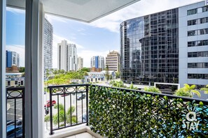 Large balcony allows for plenty of space to unwind for a memorable experience 💎