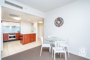Share sumptuous meals with the family in this sophisticated dining area 🥣