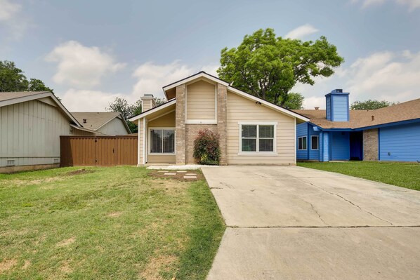 San Antonio Vacation Rental | 3BR | 2BA | 1,200 Sq Ft | 2 Steps to Enter