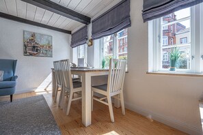 Wohn- und Essbereich mit Aussicht auf den Nordermarkt