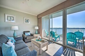 Living Room | Sleeper Sofa | Smart TV | Single-Story Unit