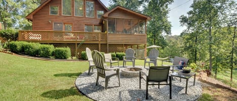 Mt Airy Vacation Rental | 3BR | 2.5BA | 2,288 Sq Ft | Stairs Required for Access