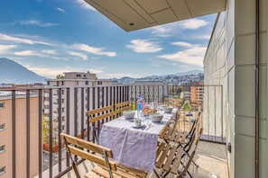 Overdekt terras met tafel en stoel