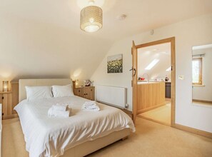 Rainbow Barns Bedroom - StayCotswold