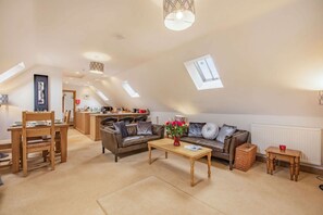 Rainbow Barns Open-Plan Living Area - StayCotswold