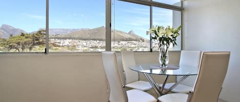 Dining room with beautiful views !