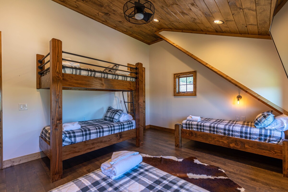 Breezeway Lodge – newly built Eagles Nest, huge views, game room, close to tennis