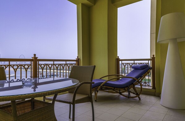 Seafront holiday rental with a large balcony close to the beach in Palm Jumeirah Dubai