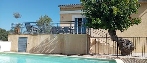 façade plein sud avec piscine chauffée sécurisée clôturée