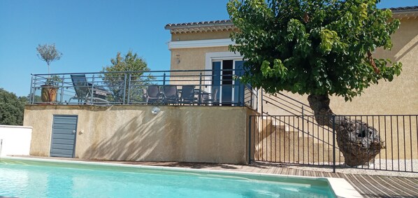 façade plein sud avec piscine chauffée sécurisée clôturée