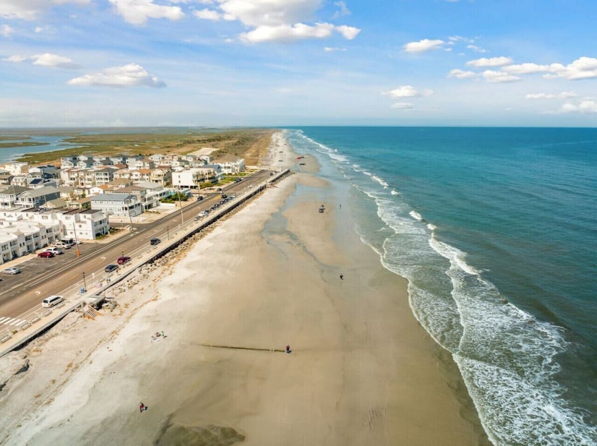 231 33rd st, Unit C (back lower) · Surfer’s Hideway ★ Parking ★ Near Lighthouse