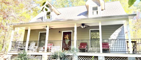 Cabin on 2 private acres
No crazy roads
5 miles to Dollywood
3 mi to Parkway