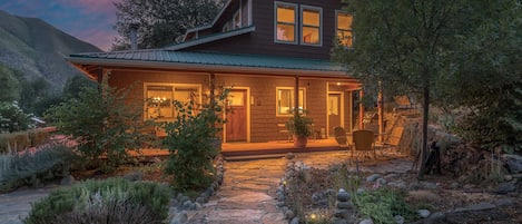 The Heartstone House is a custom built mountain retreat 8 miles from Yosemite.