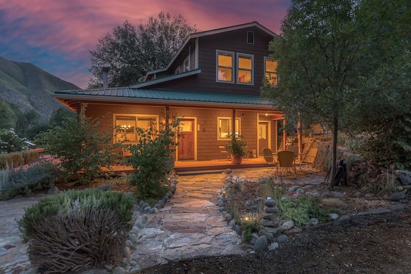 The Heartstone House is a custom built mountain retreat 8 miles from Yosemite.