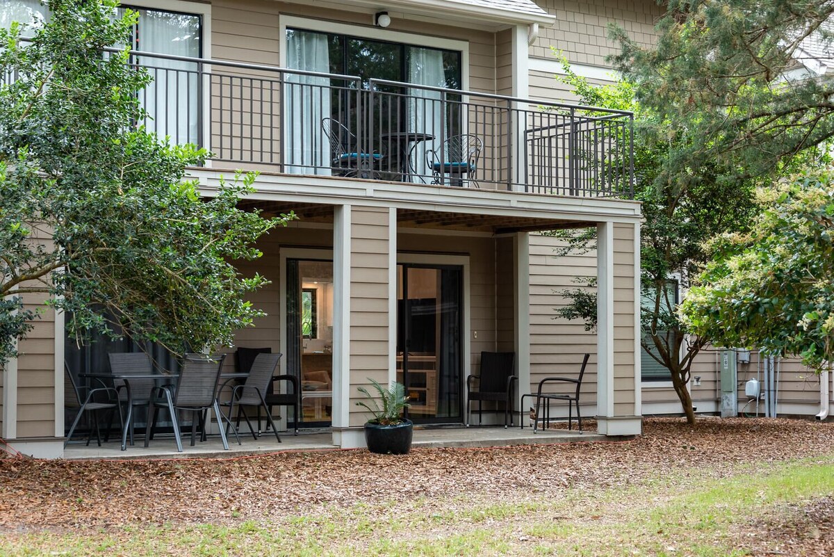 RENOVATED! Single Level 2 Bed/2 Bath High Hammock! Amenity Cards Included!