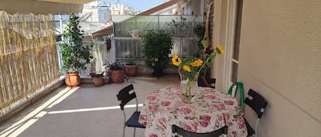 屋外ダイニングエリア