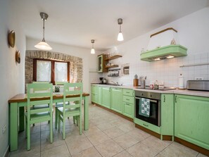 Eigentum, Zimmer, Grün, Möbel, Küche, Gebäude, Cabinetry, Interior Design, Haus, Grundeigentum