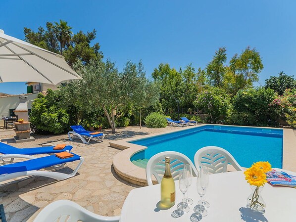 Ciel, Propriété, Plante, Piscine, Bâtiment, Bleu Azur, Ombre, Mobilier De Jardin, Arbre, Architecture