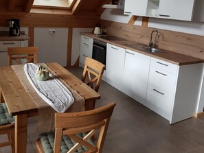 Ferienwohnung Kronenhirsch, 63 qm, 2 Schlafzimmer, Balkon, max. 4 Personen-Küche mit Essplatz