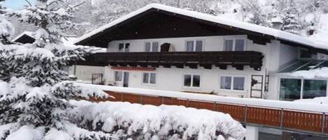 Pflanze, Wolke, Schnee, Eigentum, Gebäude, Himmel, Fenster, Haus, Baum, Die Architektur