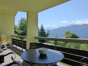 Ciel, Meubles, Propriété, Table, Bâtiment, Ombre, Porche, Arbre, Bois, Design Intérieur