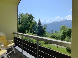 Eigentum, Himmel, Gebäude, Pflanze, Natur, Schatten, Baum, Stuhl, Interior Design, Vegetation