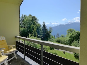 Propriété, Ciel, Bâtiment, Plante, La Nature, Ombre, Arbre, Chaise, Design Intérieur, Végétation