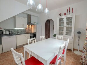 Table, Meubles, Propriété, Cabinetry, Blanc, Chaise, Comptoir, Bois, Design Intérieur, Éclairage