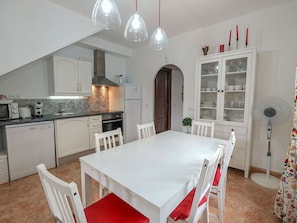 Tabelle, Möbel, Eigentum, Cabinetry, Weiss, Stuhl, Countertop, Holz, Interior Design, Beleuchtung