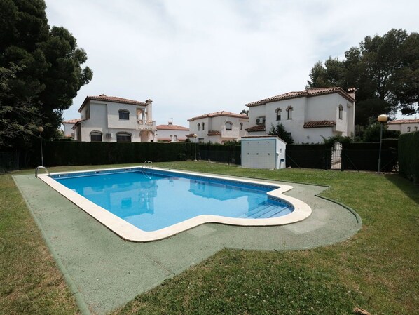 Water, Cloud, Sky, Property, Swimming Pool, Plant, Building, Tree, Shade, Rectangle