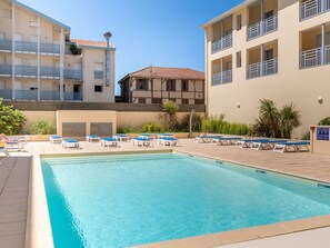 Water, Plant, Building, Property, Daytime, Window, Swimming Pool, Sky, Azure, Blue