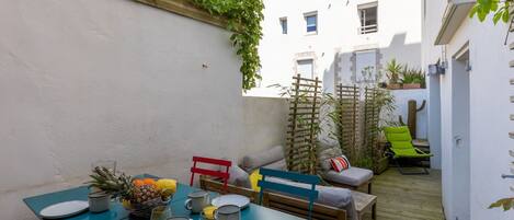 Table, Building, Furniture, Window, Plant, Property, Tableware, Green, Chair, Blue