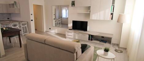 Mobilia, Tavolo, Divano, Comfort, Televisione, Costruzione, Casa, Legna, Cabinetry, Interior Design