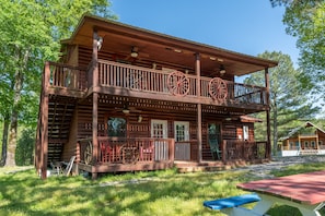 This cabin is great for multiple families.  There are two motel-type private rooms on the bottom level - both with king beds and full private bathrooms.  Upstairs is the main gathering area with master bedroom and bathroom. Charcoal grill provided. 

If you are staying in the lower motel rooms, there is only one step for access.  